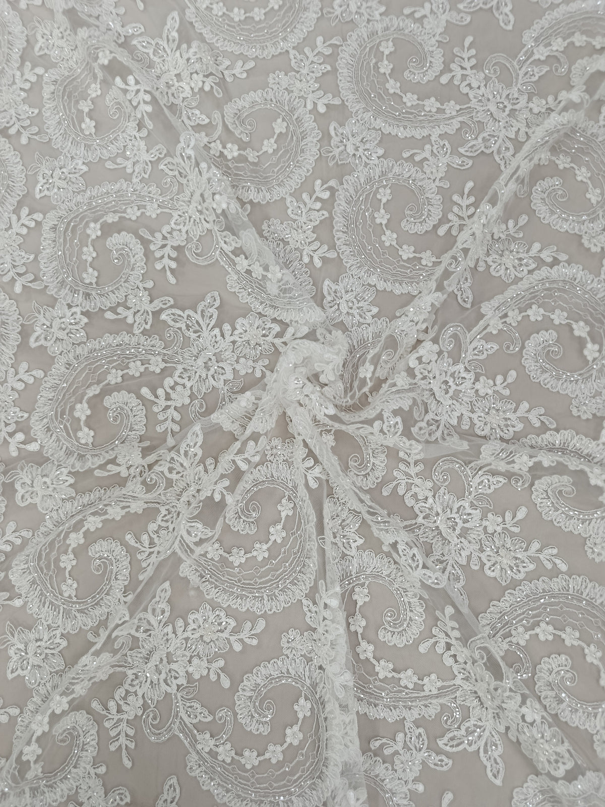 Tull premium alb cu model Paisley elegant și broderie fină