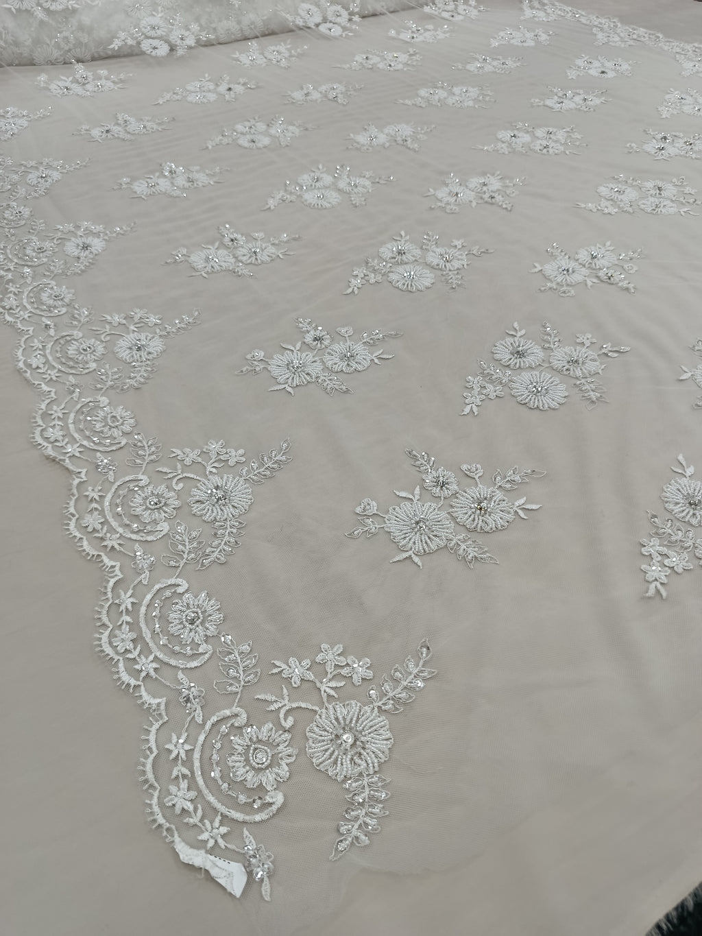 Tull alb cu broderie florală, cristale, paiete și pietre de nisip pentru creații couture