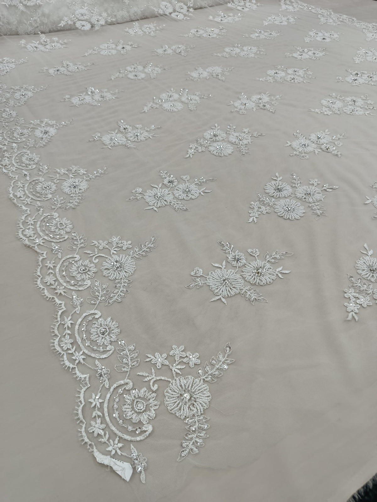 Tull alb cu broderie florală, cristale, paiete și pietre de nisip pentru creații couture