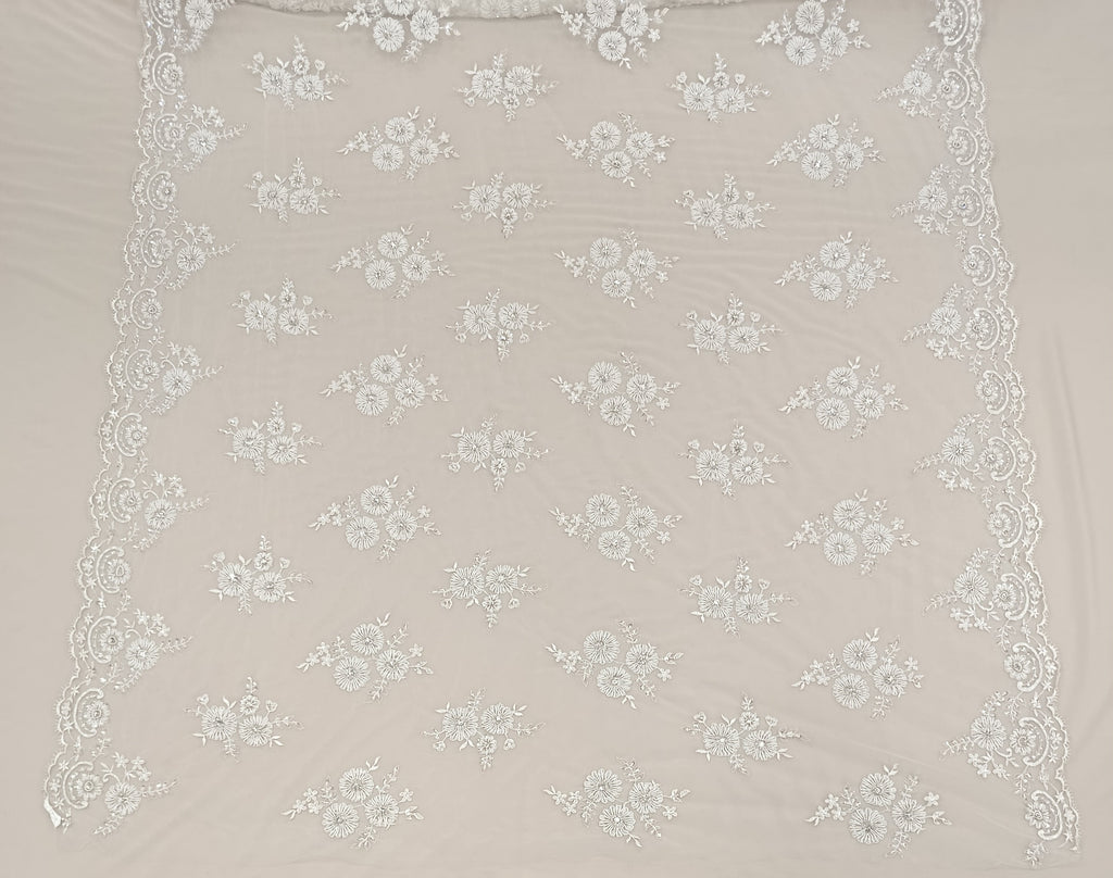 Material textil premium din tull alb cu aplicații florale și cristale pentru rochii de ocazie