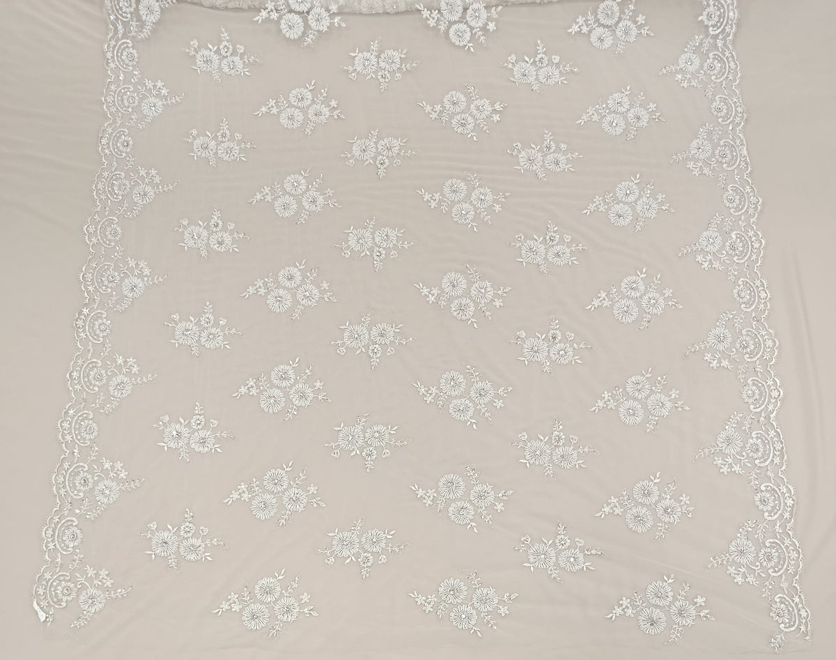 Material textil premium din tull alb cu aplicații florale și cristale pentru rochii de ocazie