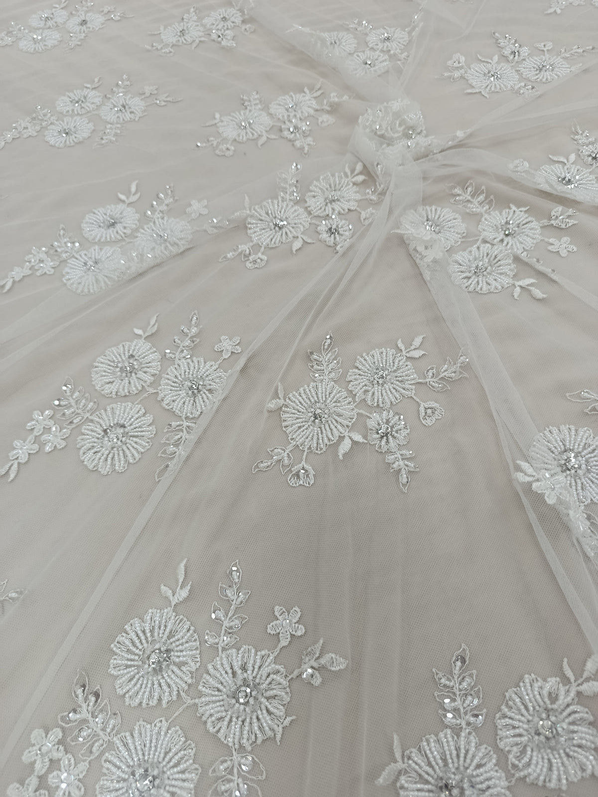 Tull alb premium pentru rochii de mireasă, decorat cu pietre tubulare și broderie florală