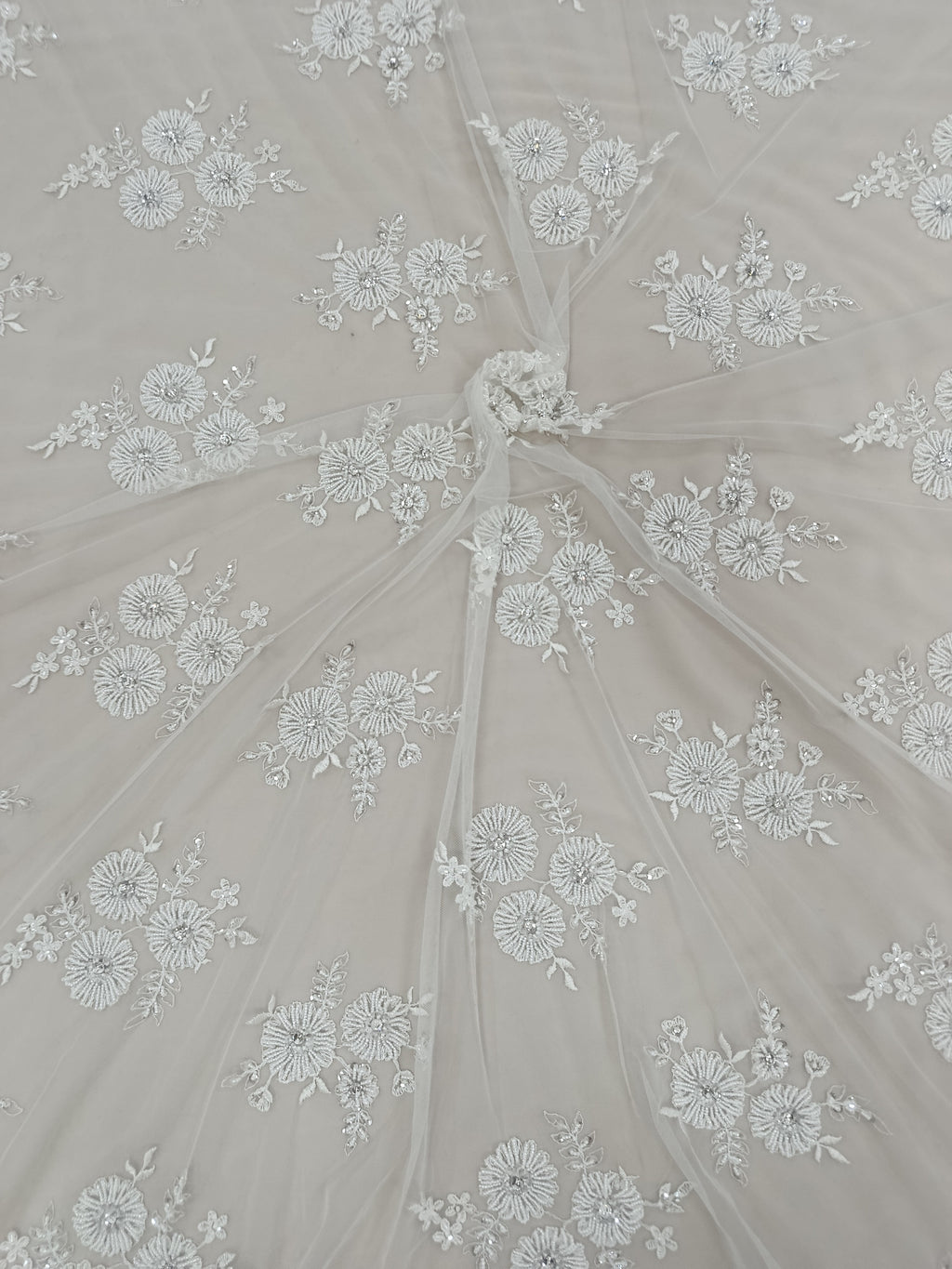 Tull alb cu pietre tubulare, pietre de nisip, paiete și cristale, model floral 3D, lățime 1,60 m
