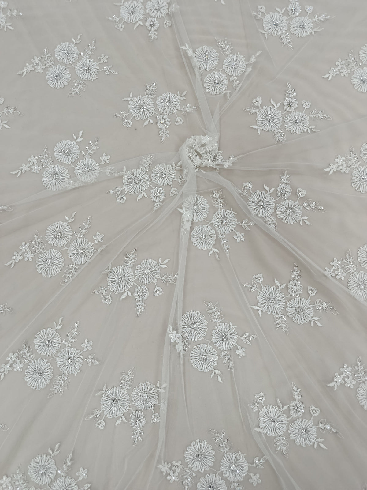 Tull alb cu pietre tubulare, pietre de nisip, paiete și cristale, model floral 3D, lățime 1,60 m