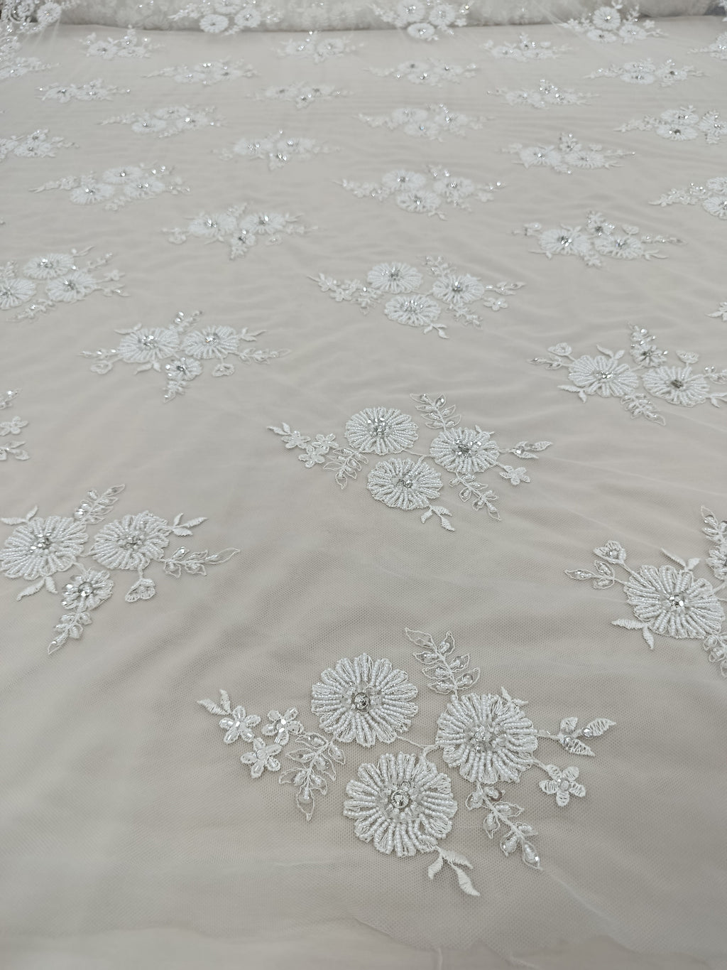 Textură fină din tull alb cu broderie florală 3D și aplicații strălucitoare