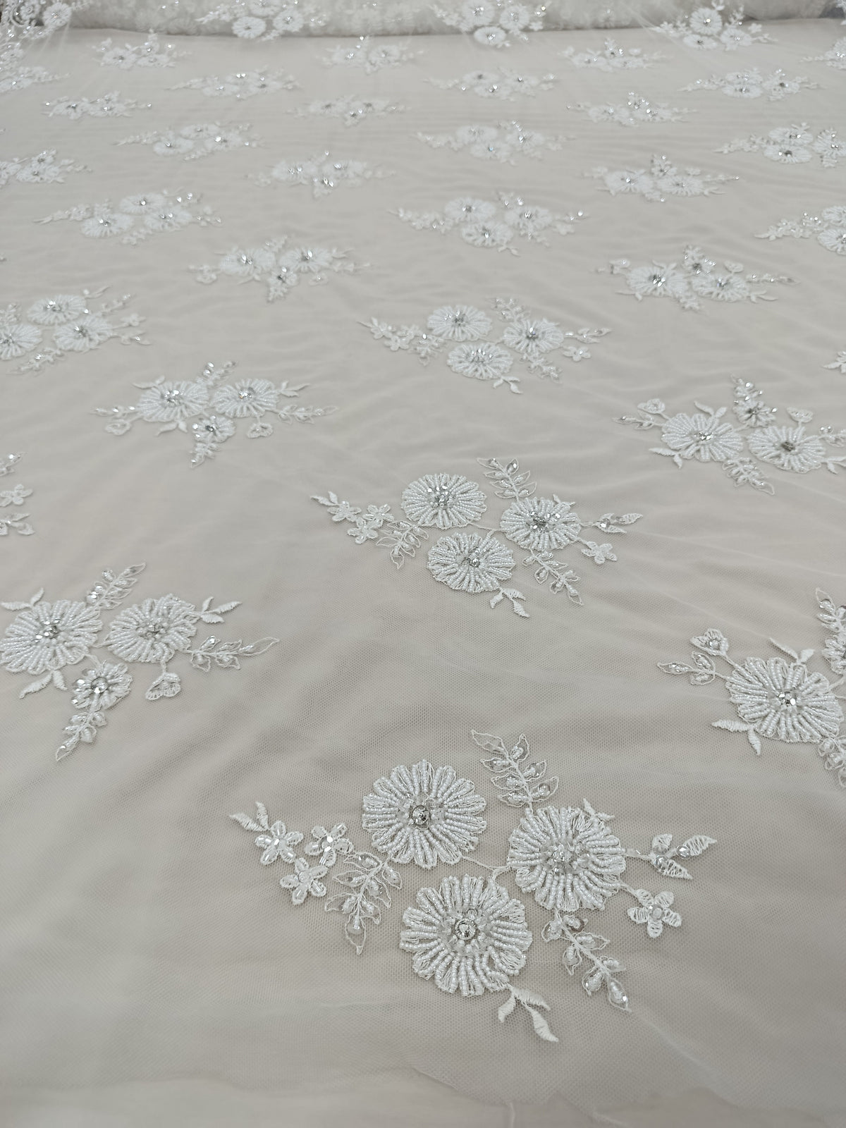 Textură fină din tull alb cu broderie florală 3D și aplicații strălucitoare