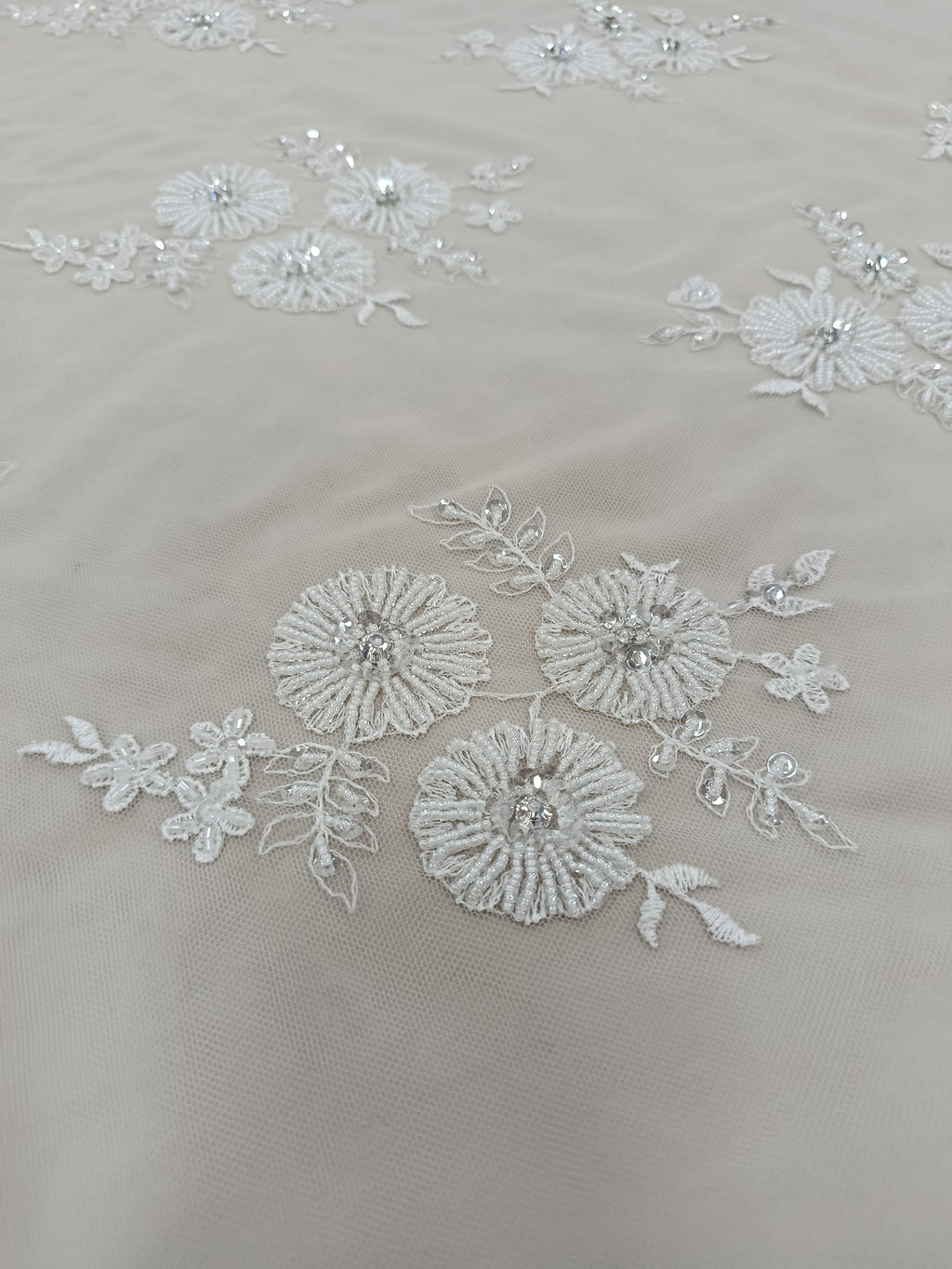 Broderie florală premium pe tull alb cu pietre tubulare și detalii strălucitoare
