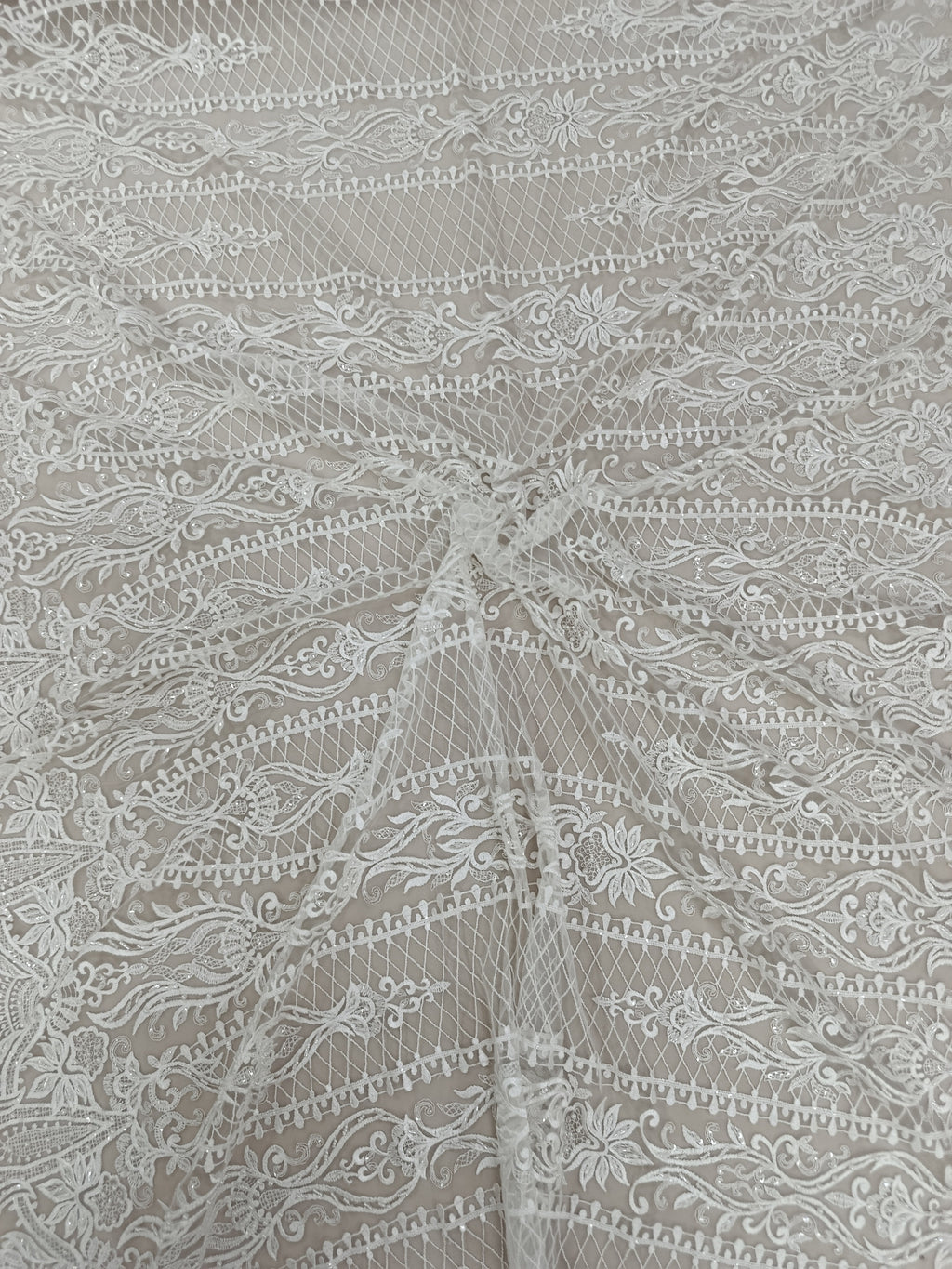 Broderie elegantă pe tull alb