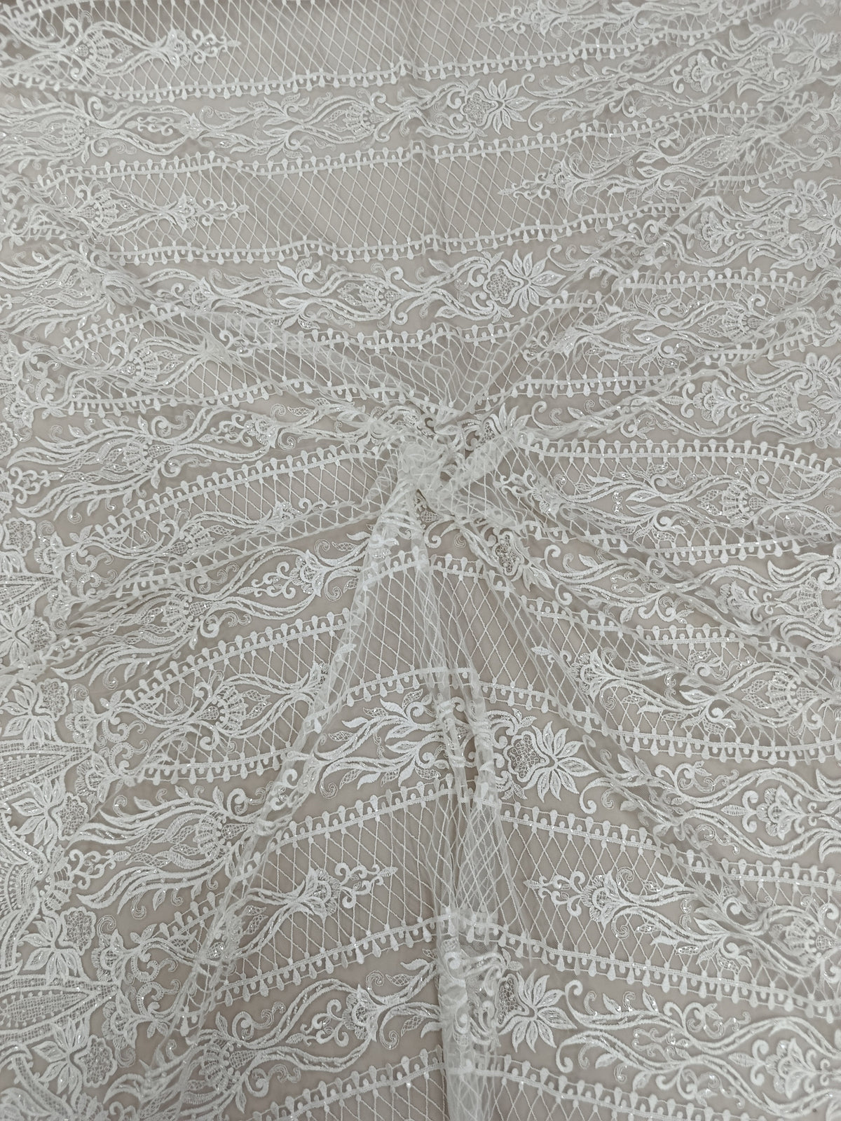 Broderie elegantă pe tull alb