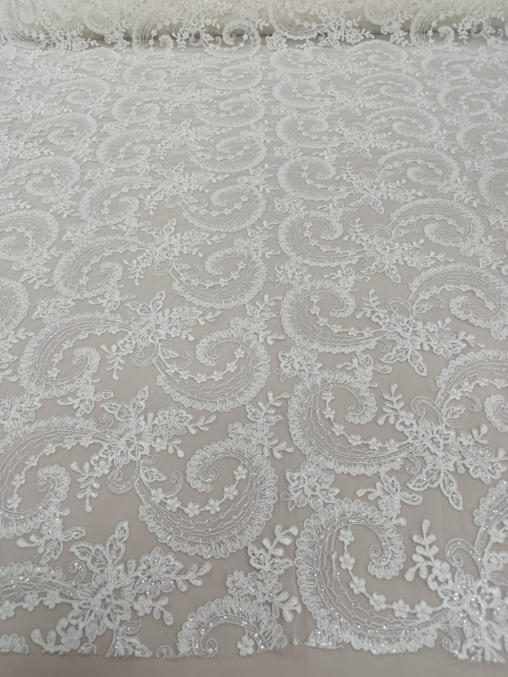 Tull brodat alb pentru rochie de mireasă cu model Paisley