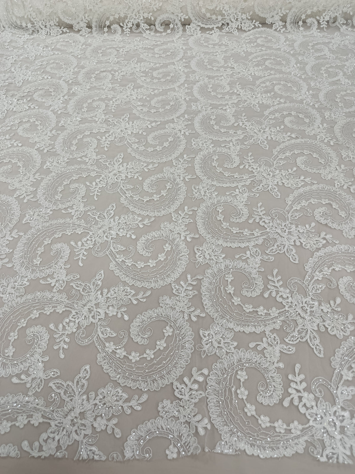 Tull brodat alb pentru rochie de mireasă cu model Paisley