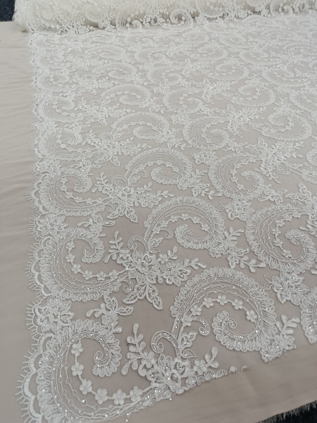 Broderie Paisley elegantă pe tull alb cu aplicații decorative