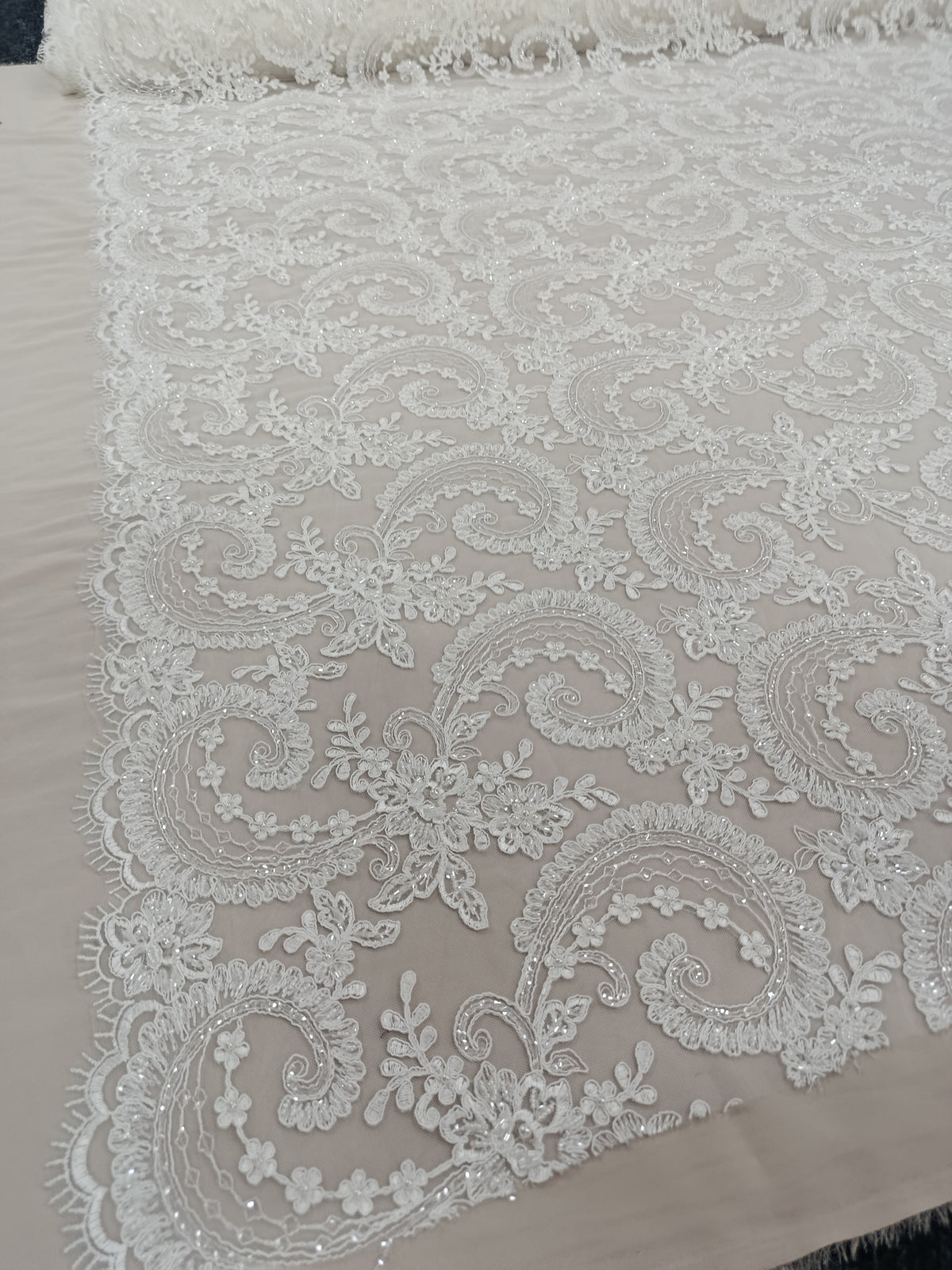 Broderie Paisley elegantă pe tull alb cu aplicații decorative