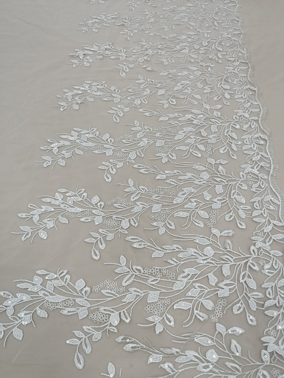 Broderie florală elegantă pe tull alb pentru rochii de mireasă