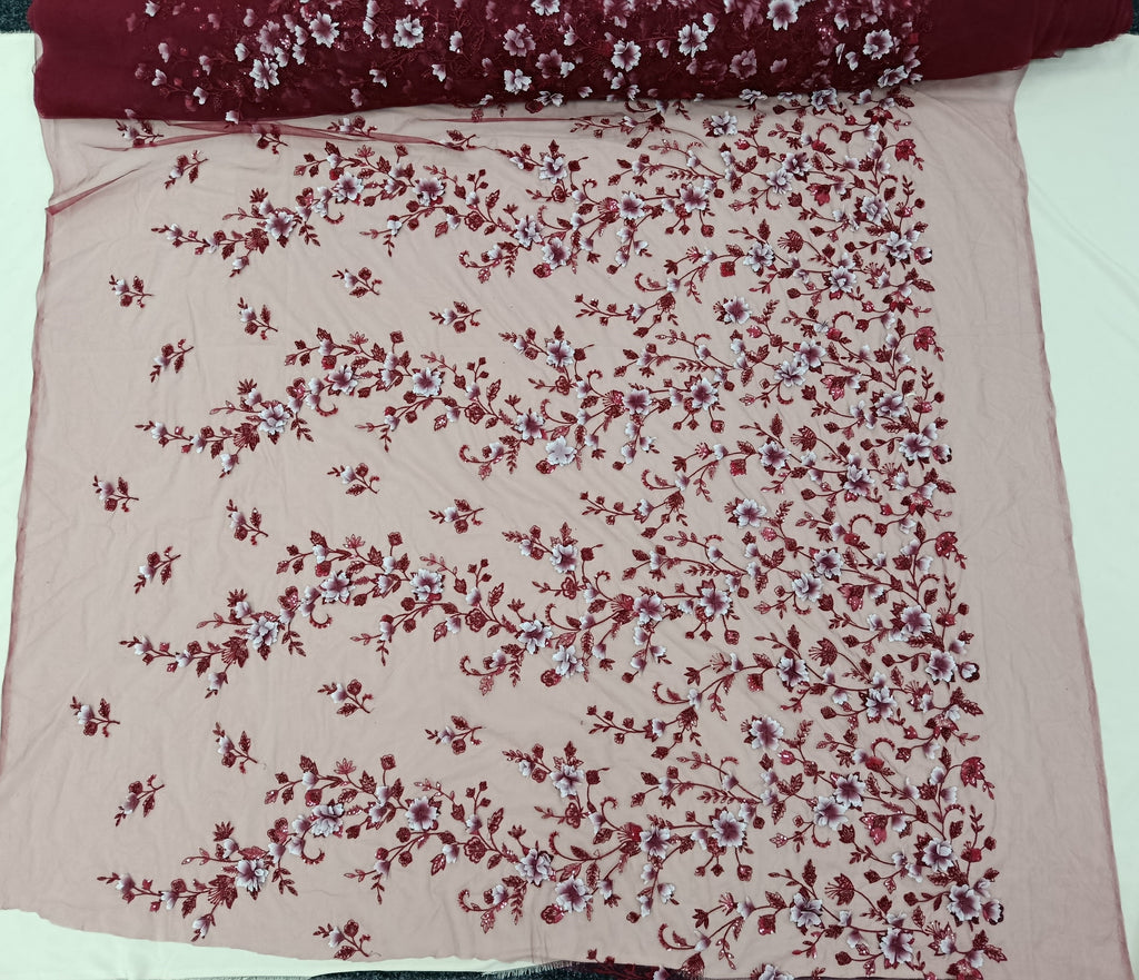 Detalii ale paietelor și broderiei pe tull bordo