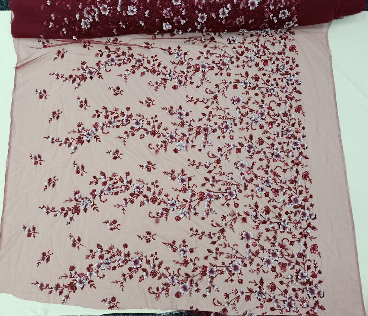 Detalii ale paietelor și broderiei pe tull bordo