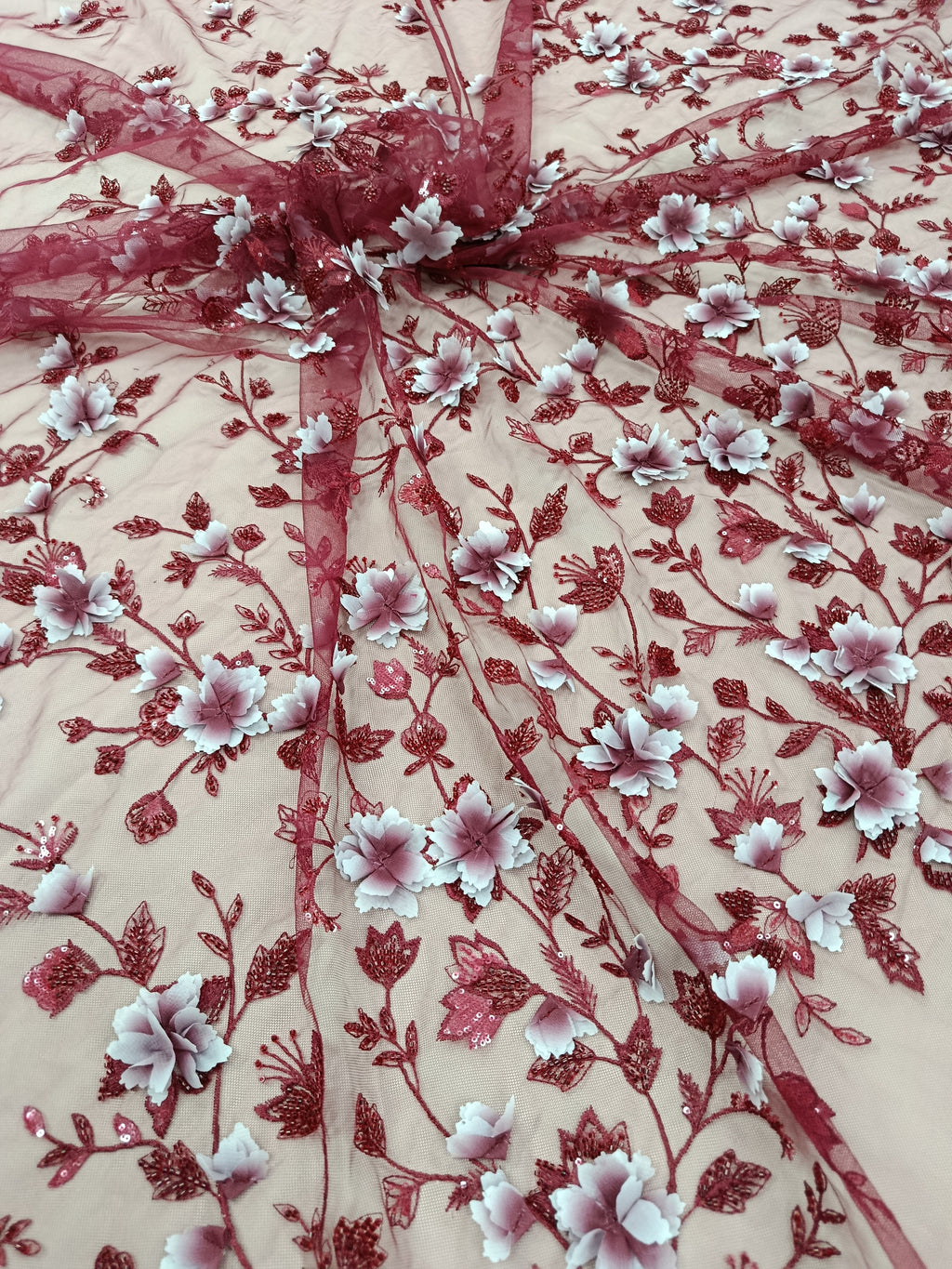 Detaliu al broderiei florale 3D pe tull bordo cu paiete
