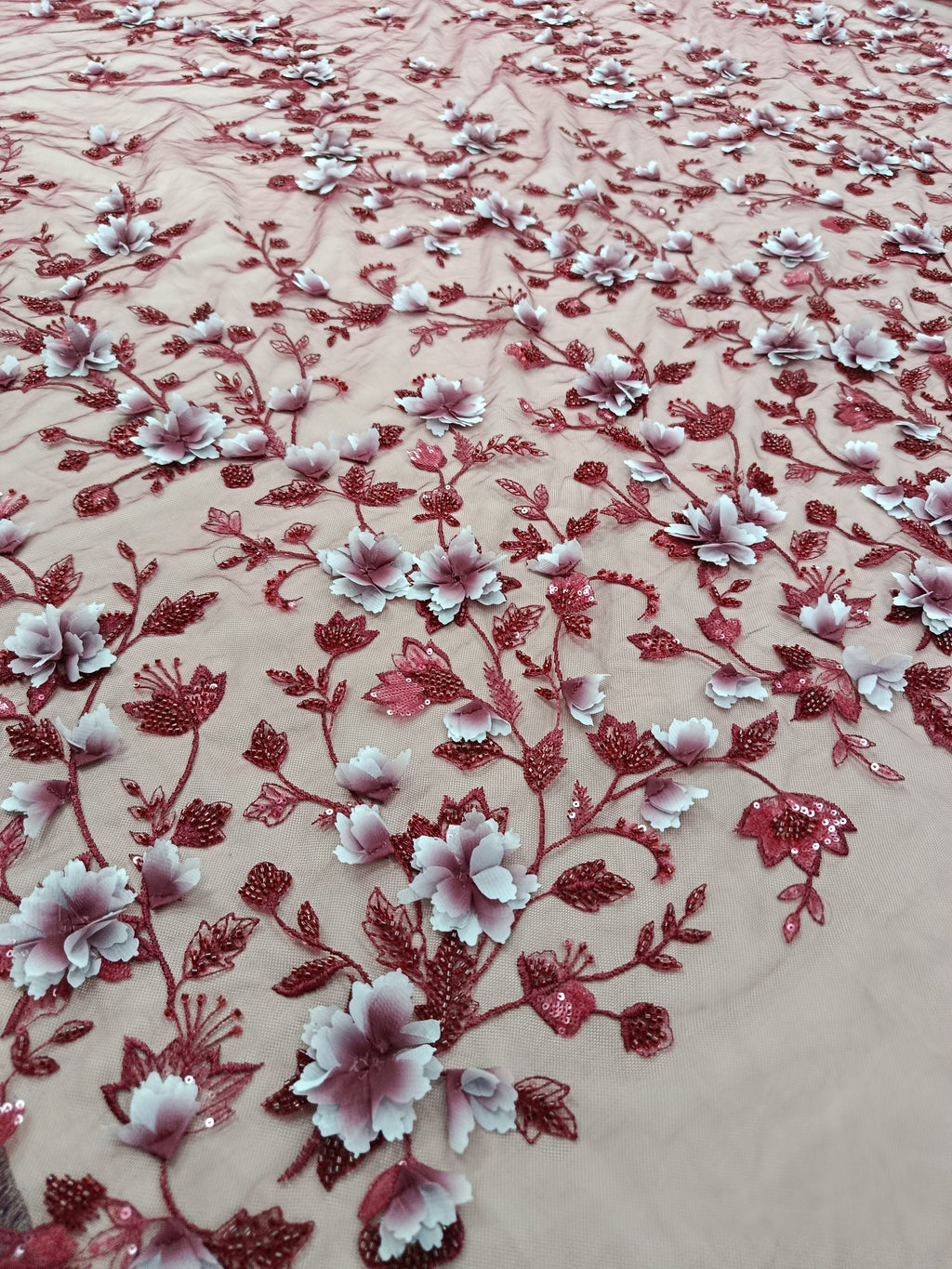 Model floral tridimensional cu pietre tubulare
