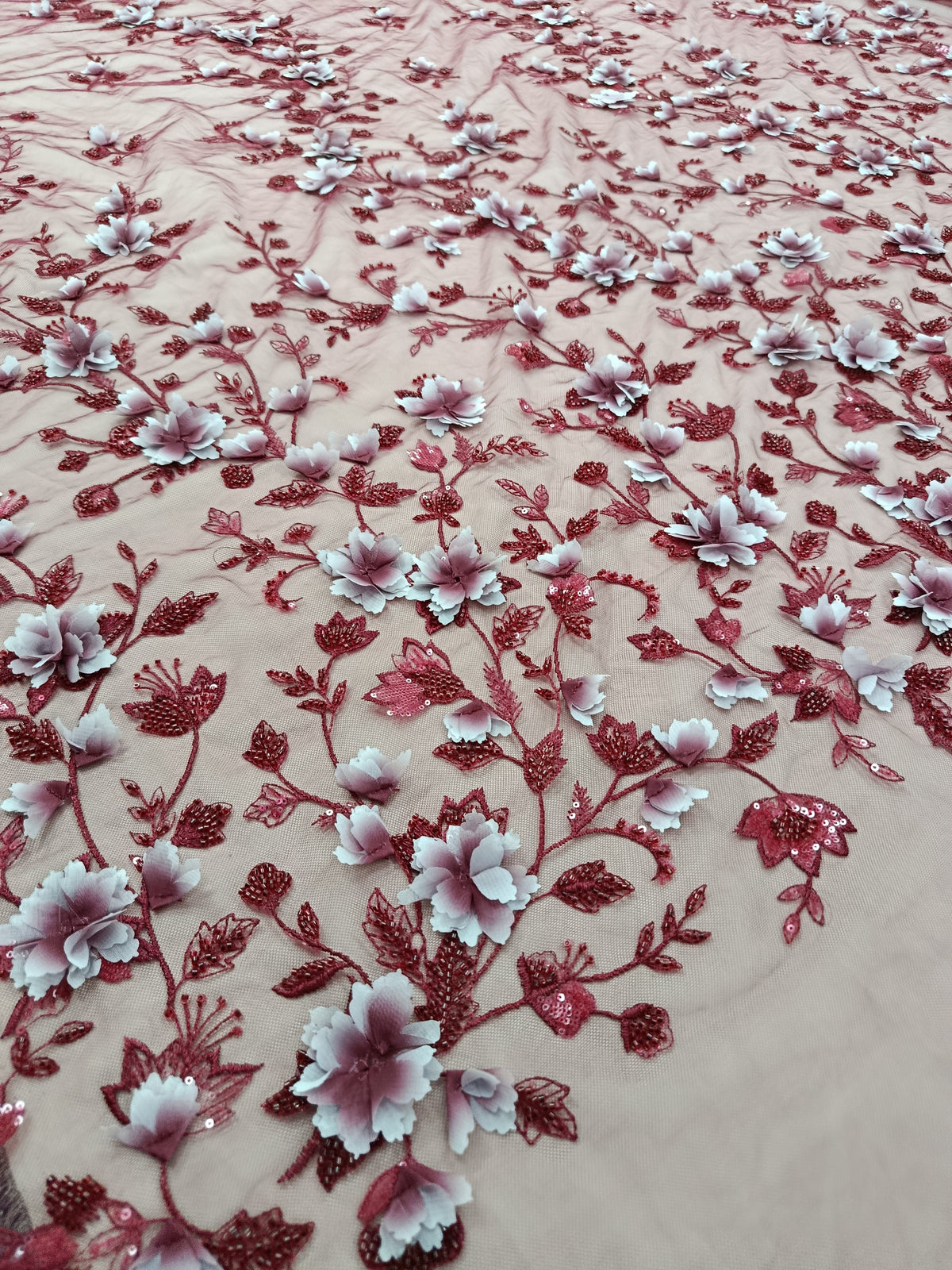 Model floral tridimensional cu pietre tubulare