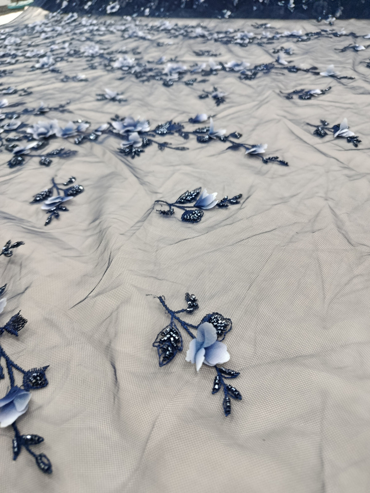 tull-brodat-flori-3d-pietre-tubulare-paiete-bleumarin-07.webp