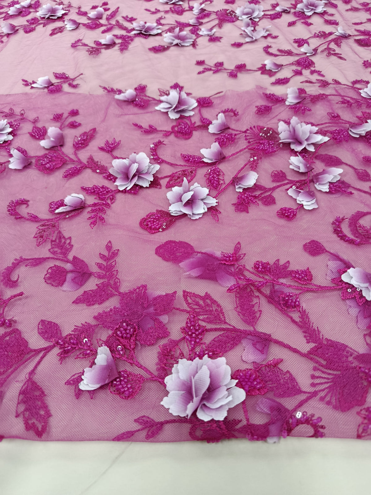 Detalii ale paietelor și broderiei pe tull Fucsia