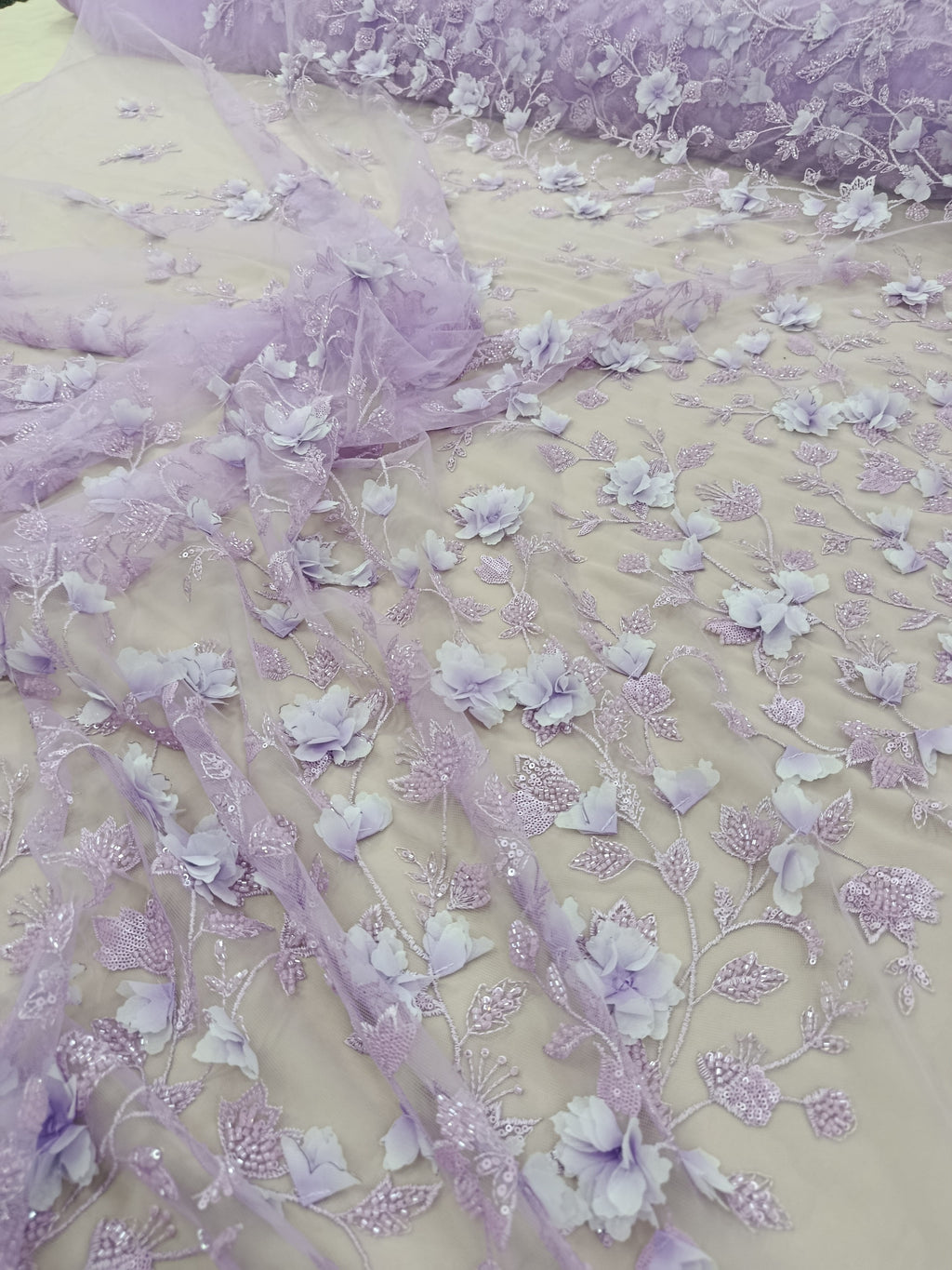 Prim-plan cu flori 3D și pietre tubulare pe material Lila Deschis