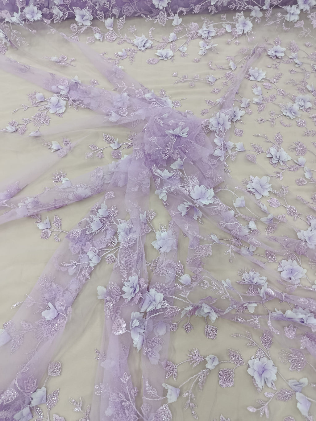 Detaliu al broderiei florale 3D pe tull Lila Deschis