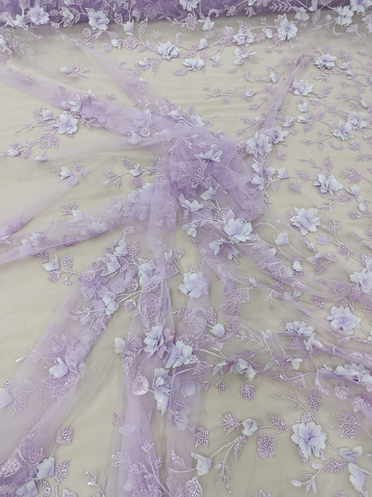 Detaliu al broderiei florale 3D pe tull Lila Deschis