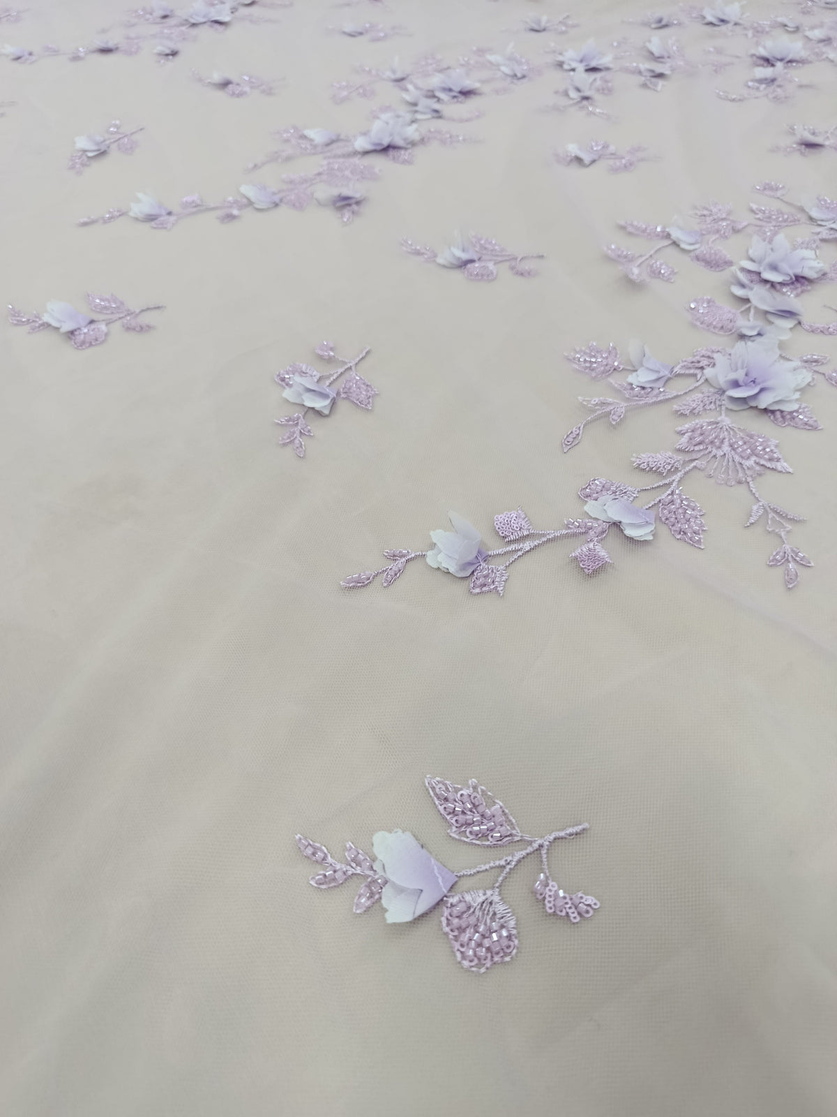 Detalii ale paietelor și broderiei pe tull Lila Deschis