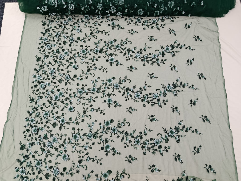 Detalii ale paietelor și broderiei pe tull Verde Smarald
