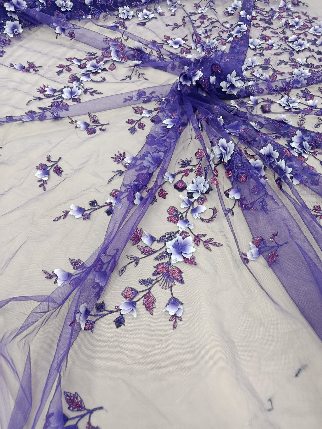 Textură elegantă a tullului brodat Violet