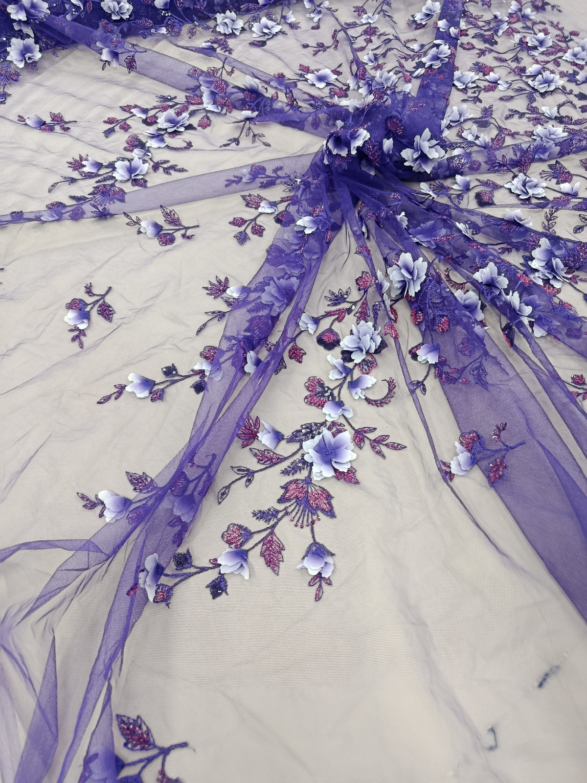 Textură elegantă a tullului brodat Violet