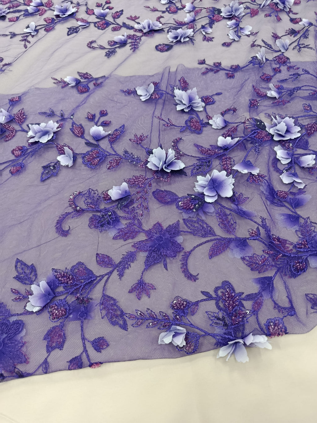 Model floral în relief cu pietre tubulare decorative
