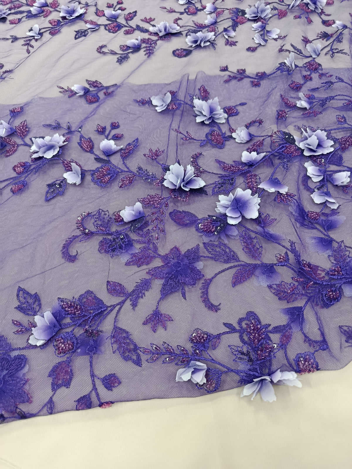 Model floral în relief cu pietre tubulare decorative