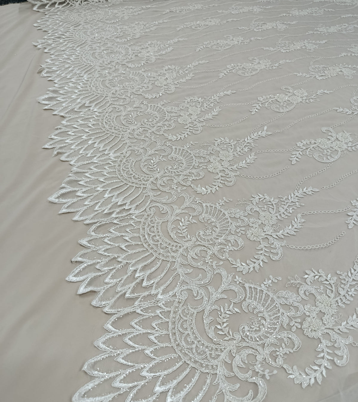 Broderie florală pe tull alb cu pietre tubulare