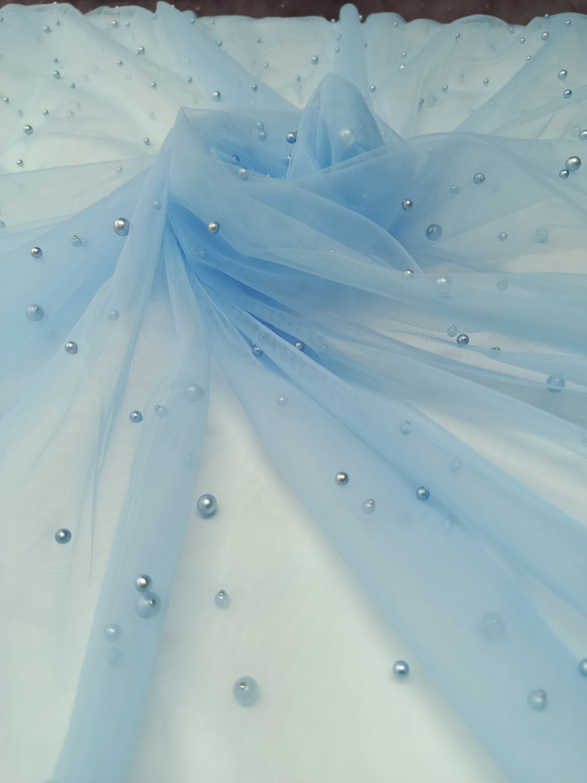 Tull cu perle bleu, lățime 3 metri, material elegant pentru rochii și evenimente speciale