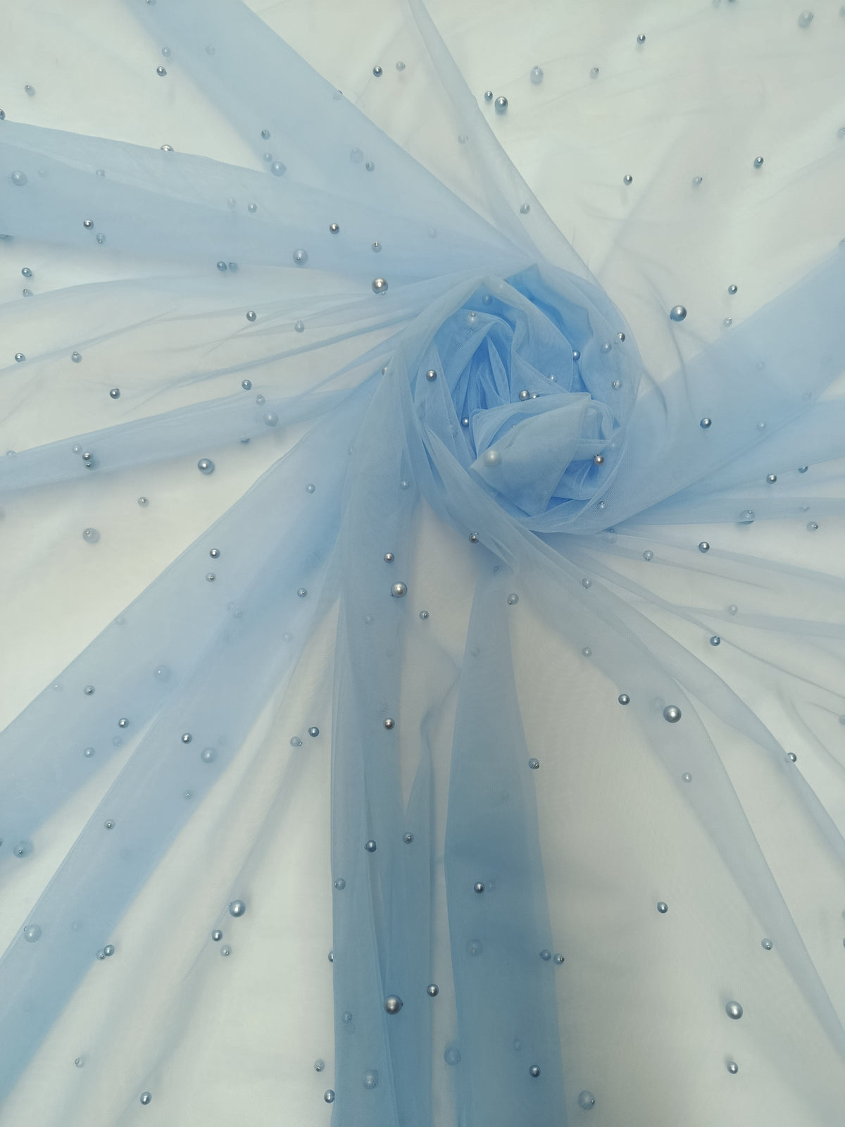 Detaliu al perlelor decorative aplicate pe tull bleu premium, lățime 3 metri
