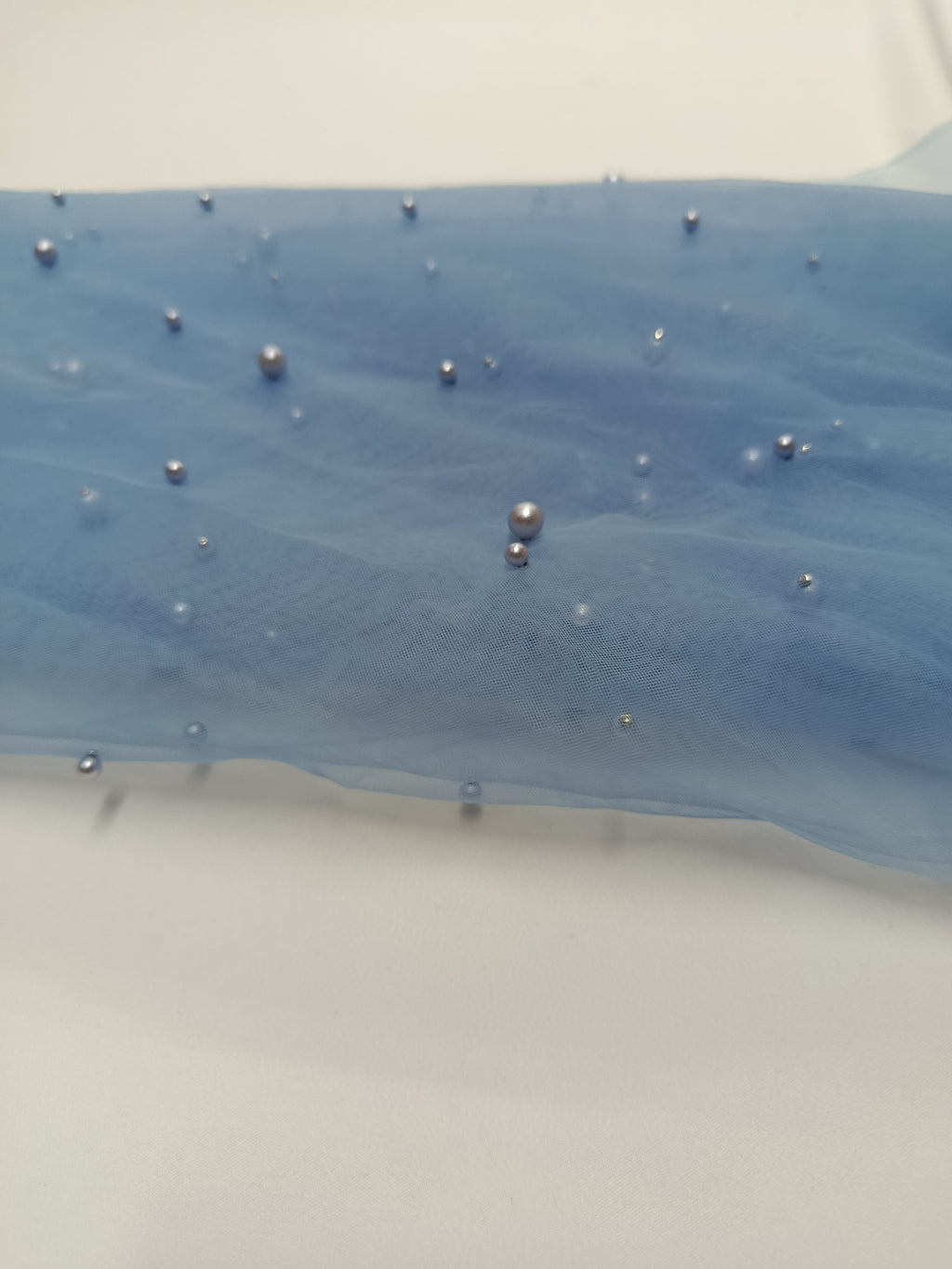 Detaliu al perlelor aplicate pe tull Dusty Blue