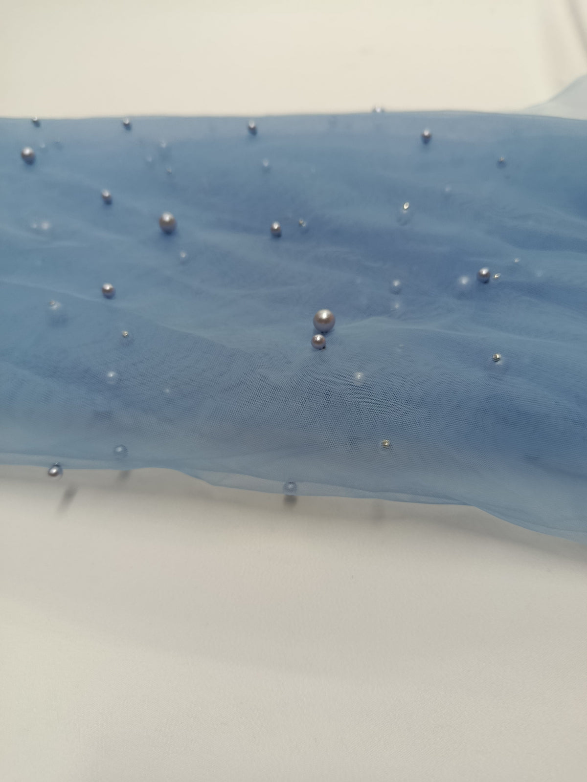 Detaliu al perlelor aplicate pe tull Dusty Blue