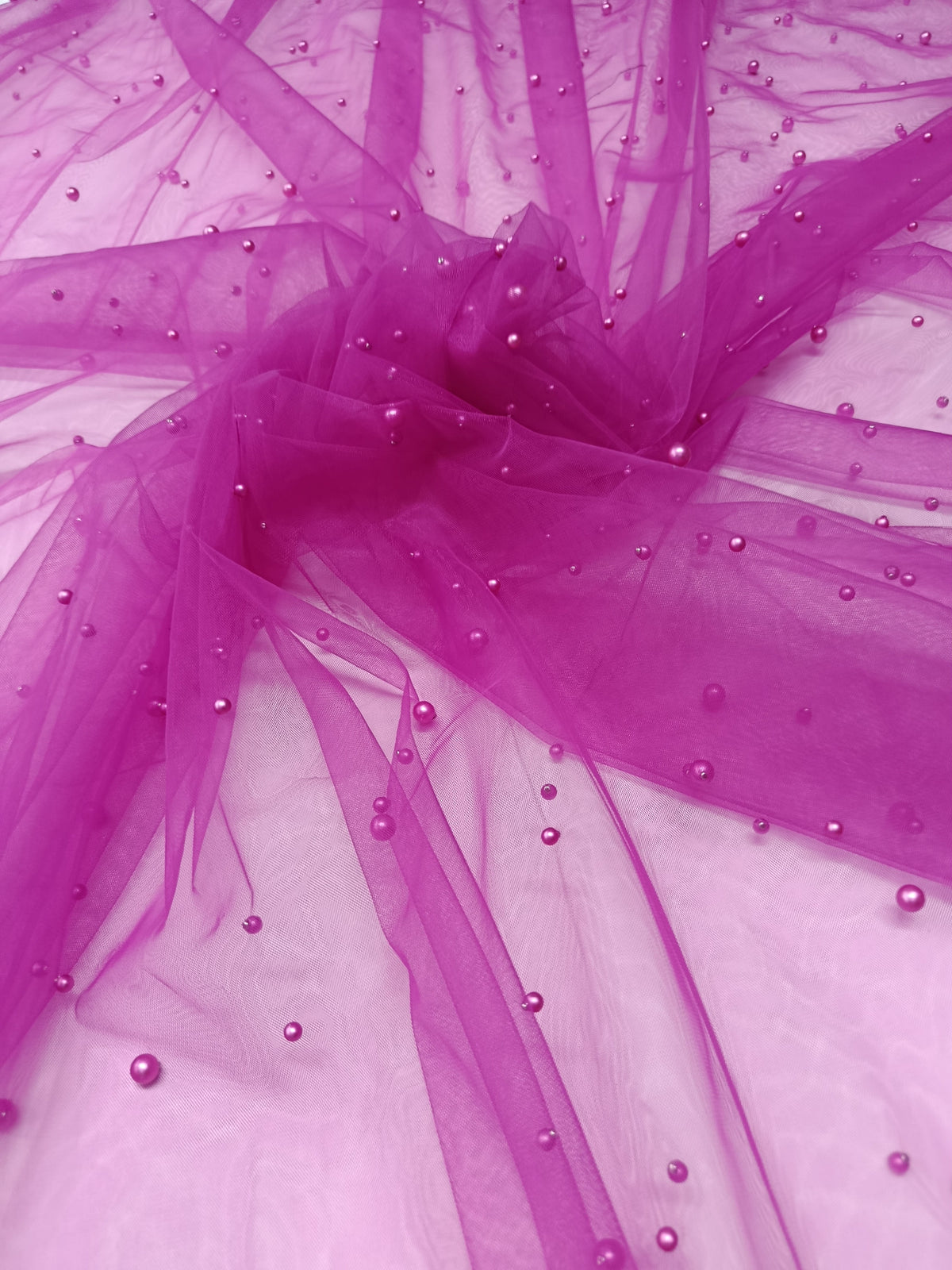 Tull cu perle fucsia, lățime 3 metri, material elegant pentru rochii și creații vestimentare.