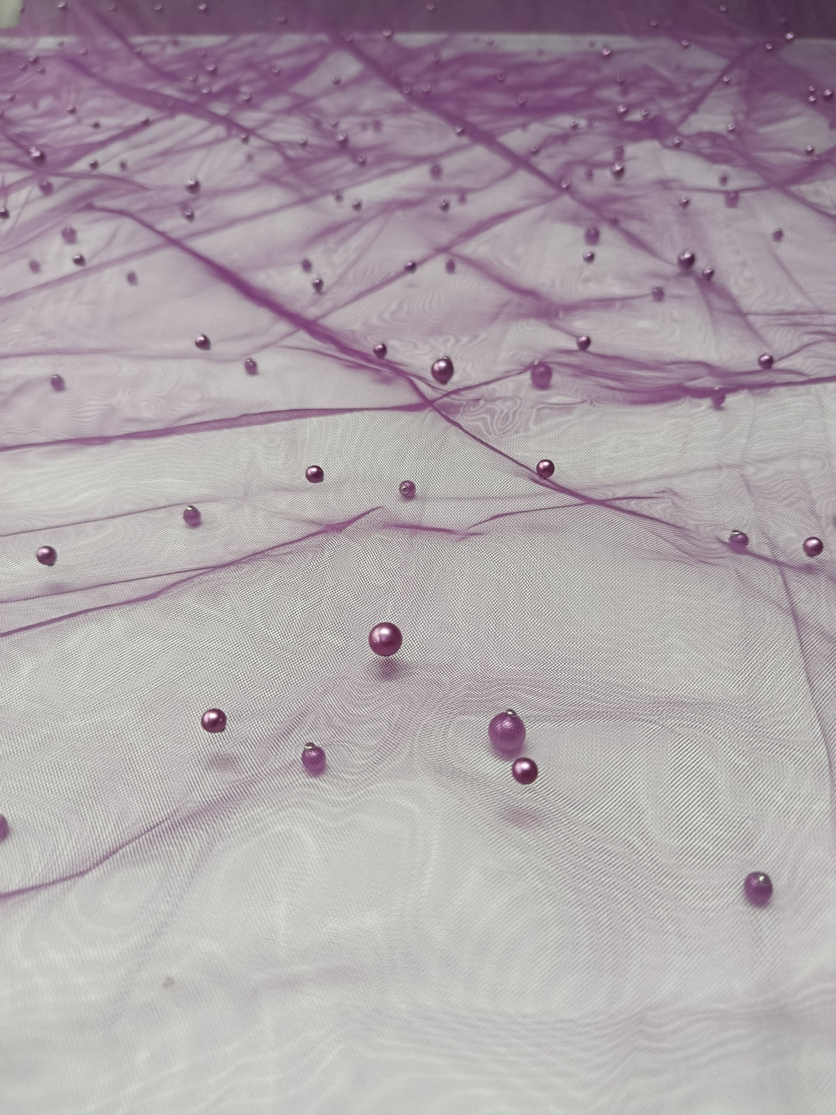 Material tull cu perle violet, ideal pentru rochii elegante, creații couture și decorațiuni festive